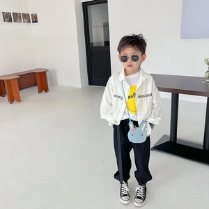 Mode-Outfit für Kleinkinder mit weißem Hemd und blauer Hasen-Umhängetasche für Kinder