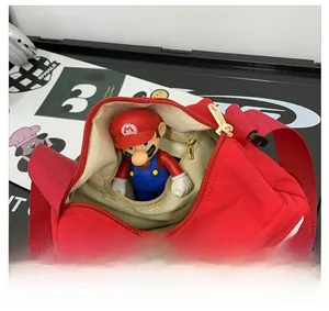 Struttura interna della borsa a tracolla rossa per bambini con tasca con cerniera