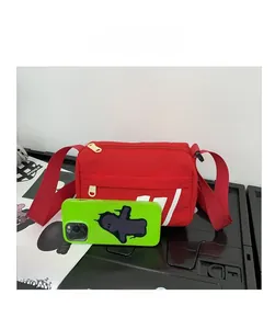 Confronto dettagliato delle dimensioni della borsa a tracolla rossa con uno smartphone