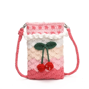 Handgefertigte Häkeltasche mit Regenbogen-Wellenmuster und süßem Kirsch-Anhänger