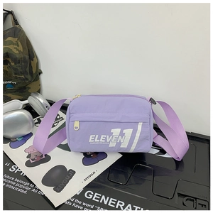 Dettaglio borsa a tracolla in nylon viola con stampa di lettere e zip dorata