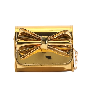 Mini sac bandoulière doré métallisé avec grand nœud et élégante chaîne en métal doré