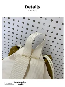 Dettaglio del manico dello zaino bicolore con trama in nylon e cuciture rifinite bene
