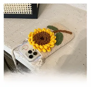 Vue détaillée d'un sac à bandoulière tournesol tricoté montrant l'espace téléphone