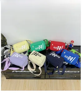 Borse a tracolla colorate in nylon per bambini in sette vivaci stili sportivi
