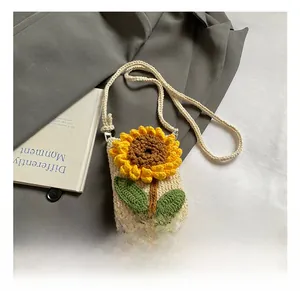 Détail du sac à téléphone tournesol tissé main montrant la texture et les fleurs