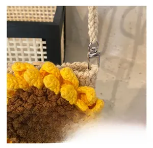 Détail du crochet en métal argenté et de la texture du sac tournesol tricoté main