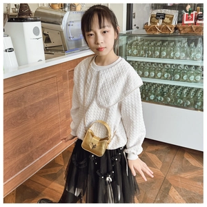 Detail of kids golden mini crossbody bag with crocodile pattern and gold chain strap
