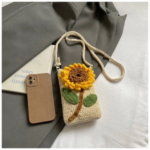 Détail d'un sac à bandoulière tournesol fait main au crochet avec des pétales de fleurs 3D