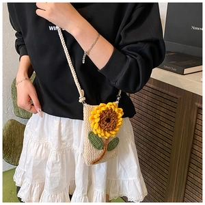 Vue détaillée du petit sac bandoulière tournesol fait main au crochet avec texture fine