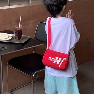 Borsa a tracolla rossa per bambini con stampa di lettere e cinturino regolabile