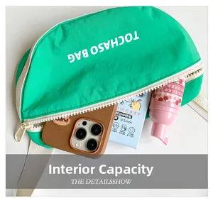 Detailansicht der großen Innenkapazität der grünen Nylon-Gürteltasche mit Aufdruck