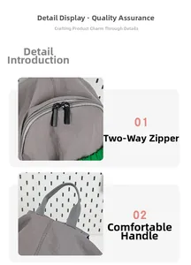 Detailweergave van de grijze rugzak met dubbele ritssluiting en een stevig comfortabel handvat