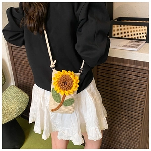 Petit sac bandoulière au crochet fait main avec motif tournesol et texture tissée beige