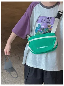 Detailansicht einer hellgrünen Kinder-Gürteltasche mit weißem Reißverschluss und Logo