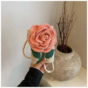 Détail du sac de téléphone au crochet fait main avec fleur rose 3D et bandoulière