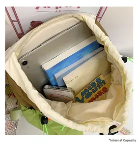 Vue détaillée de l'intérieur spacieux d'un sac à dos bicolore avec cordon de serrage pour voyage