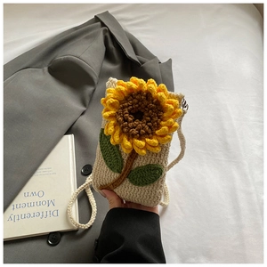 Détail du sac à bandoulière tournesol tissé à la main avec textures tricotées et sangle