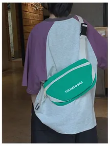 Detail der grün-weißen Crossbody-Tasche für Kinder mit verstellbarem breitem Gurt