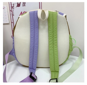 Vue détaillée du rembourrage dorsal alvéolé et des bretelles sur le sac à dos coloré