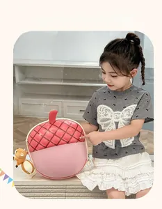 Detail eines niedlichen Eichel-Rucksacks für Kleinkinder mit Eichhörnchen-Anhänger