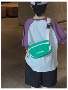 Grün-weiße Nylon-Gürteltasche für Kinder mit Buchstaben-Print und breitem Gurt