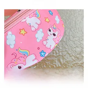 Gros plan sur le sac banane rose en nylon avec motifs licornes et étoiles colorés