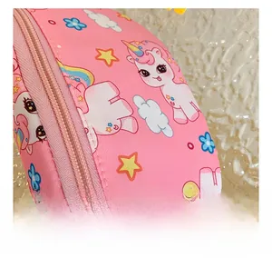Détail macro du sac banane licorne rose montrant la fermeture éclair et les coutures
