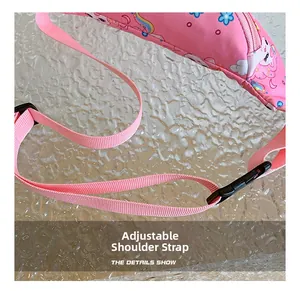 Détail de la sacoche banane rose licorne avec sangle réglable et boucle résistante