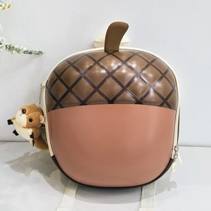 Detailansicht vom Eichel-Rucksack für Kinder mit Eichhörnchen-Anhänger und Hartschale