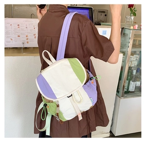Détail d'un sac à dos en nylon multicolore avec poches latérales à cordon coulissant