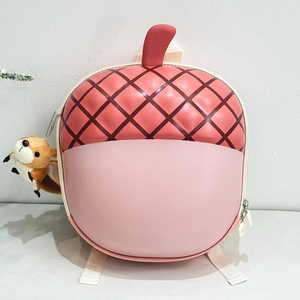 Detailansicht des rosa Kleinkind-Rucksacks in Eichelform mit gesteppter Textur und Eichhörnchen