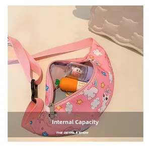 Vue intérieure de la sacoche enfant licorne rose montrant l'espace de rangement d'objets