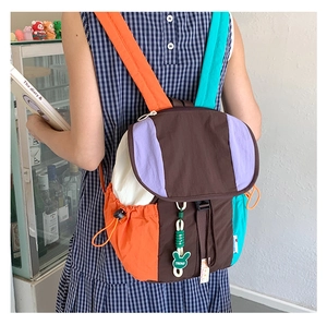 Vue détaillée du sac à dos patchwork coloré avec poche latérale et charm de lapin tendance