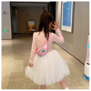 Sac bandoulière rose motif monstre porté par une fille en jupe de tulle et haut rose