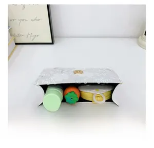 Vue détaillée de l'intérieur du sac blanc à paillettes montrant l'espace de rangement