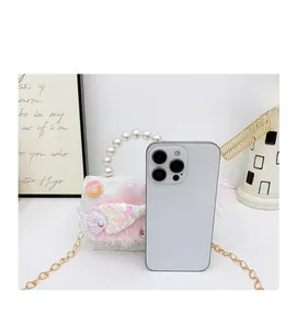 Détail du sac sirène pour filles avec poignée en perles et taille de téléphone