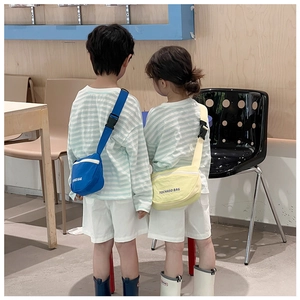 Details verstellbarer Riemen und Schnallen an stylischen Canvas-Gürteltaschen für Kinder