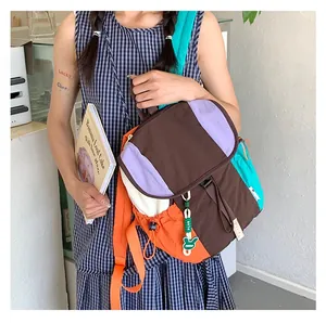 Détail du sac à dos bicolore avec rabat à cordon et breloques de lapin vert mignon