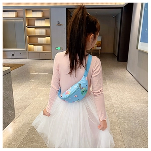 Détail du sac de poitrine bleu clair pour enfants avec sangle réglable et motifs