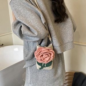Petit sac à bandoulière en crochet fait main avec décoration florale rose en 3D