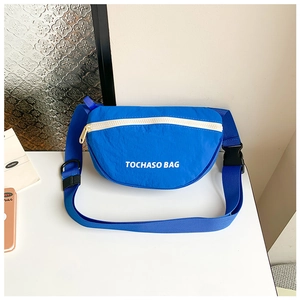 Detailansicht der leuchtend blauen Kinder-Gürteltasche aus Nylon mit weißem Reißverschluss