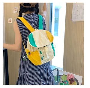 Détail du sac à dos bicolore avec bretelles réglables et poche latérale à cordon serré