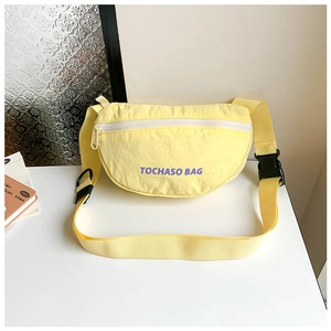 Detailansicht einer gelben Nylon-Kindertasche mit lila TOCHASO BAG Logo-Schriftzug