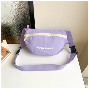 Detail der lila Nylon-Gürteltasche mit weißem Reißverschluss und verstellbarem Gurt