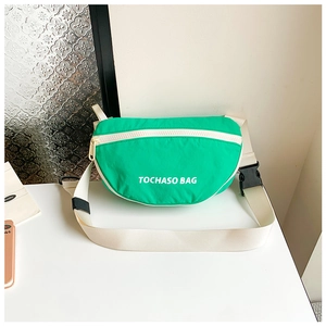 Detail der neon-grünen Kinder Bauchtasche mit TOCHASO BAG Logo und weißem Gurt