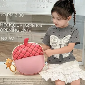 Süßer kleinkind rucksack in eichelform in rot und rosa mit plüschigem eichhörnchen-anhänger