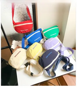 Flachliegende bunte Nylon-Gürteltaschen mit Buchstaben und verstellbaren Schnallengurten