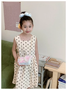 Détail d'un sac à main pour fille avec plumes roses, paillettes et poignée en perles