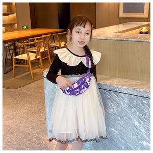 Détail de la sacoche banane licorne violette avec sangle ajustable portée par une fille